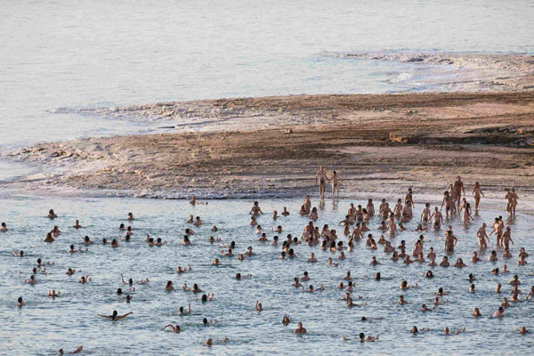 Tunick in Israel for naked Dead Sea photo