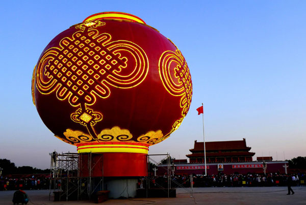 Giant lantern adorns Tian'anmen Square