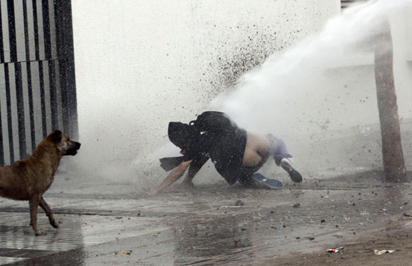 Chile: Students riot demanding education reform