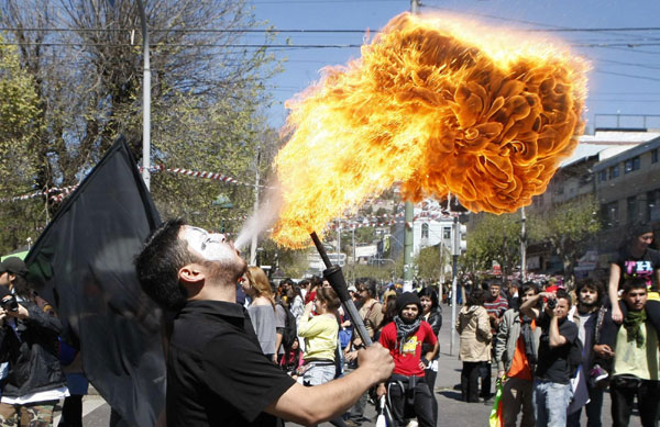 Chile: Students riot demanding education reform