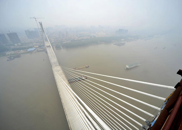 Wuhan's 7th Yangtze River bridge completes closure