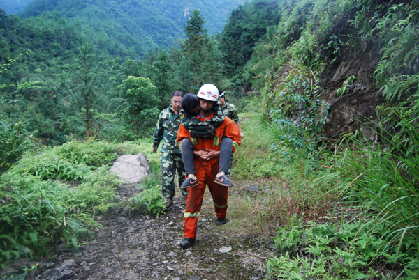 Trapped tourists rescued in East China