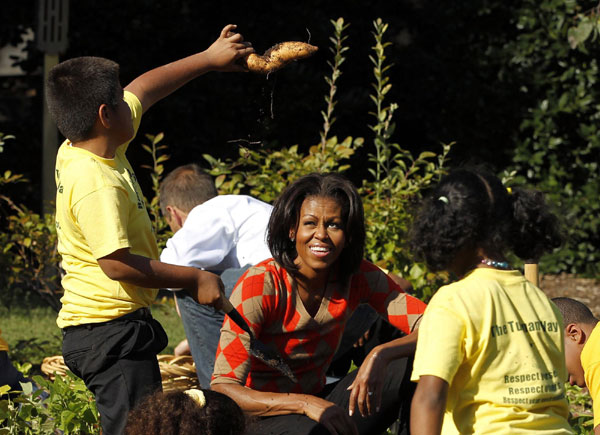 Kids help White House harvest