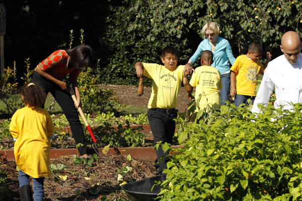 Kids help White House harvest