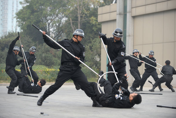 Beijing bailiffs show off new defense skills