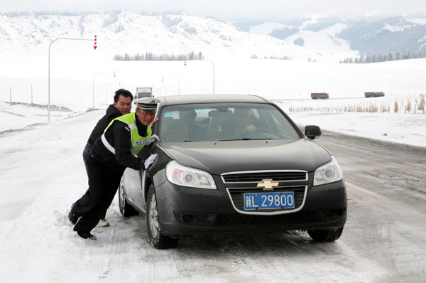 Heavy snow shuts down highways in NW China