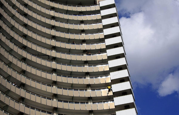 French 'spiderman' conquers 22-storey building
