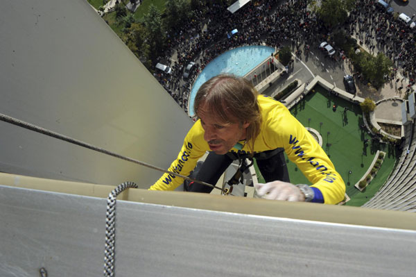 French 'spiderman' conquers 22-storey building