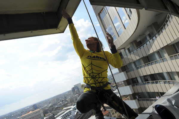 French 'spiderman' conquers 22-storey building