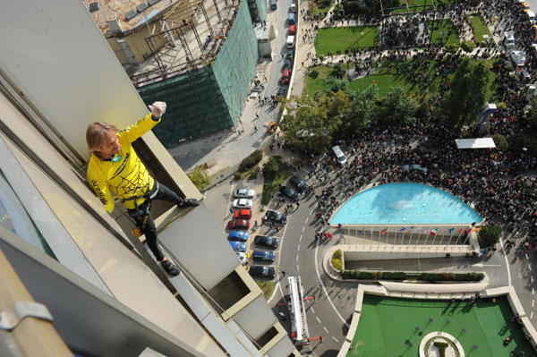 French 'spiderman' conquers 22-storey building