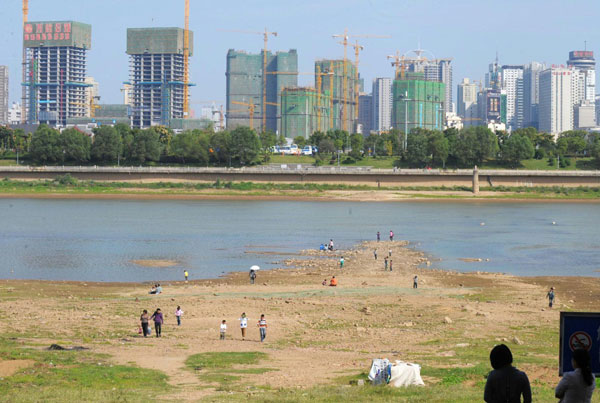 Drought shrinks Xiangjiang River in C China
