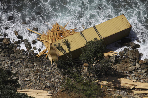 Oil leaks from stricken ship in NZ