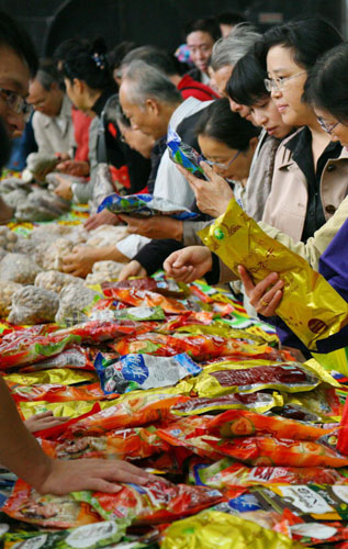 Nanjing bazaar showcases Xinjiang products