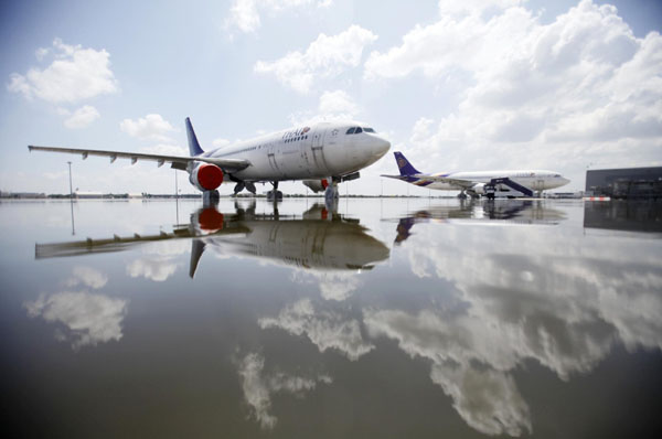 Floodwater reaches Bangkok's airport