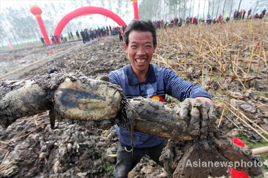 Biggest lotus root crowned in C China