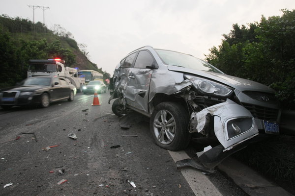 4 injured in 16-vehicle pile-up in SW China