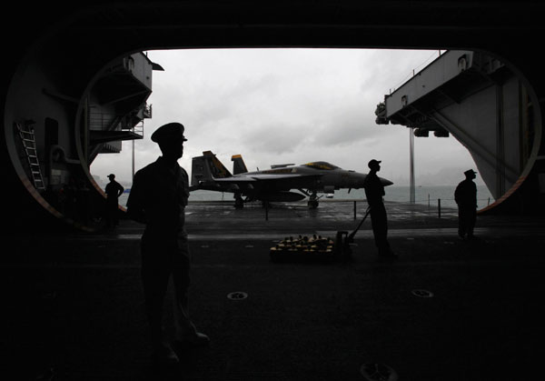 US aircraft carrier pulls in Hong Kong