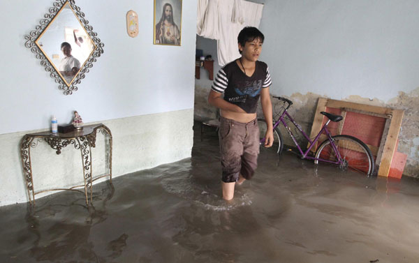 Colombia people suffer floods