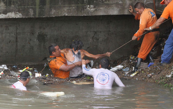 Colombia people suffer floods