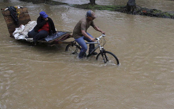 Colombia people suffer floods