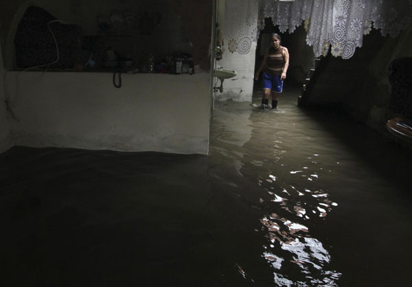 Colombia people suffer floods
