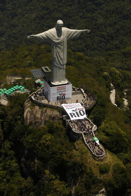 'Against injustice, in defense of Rio'