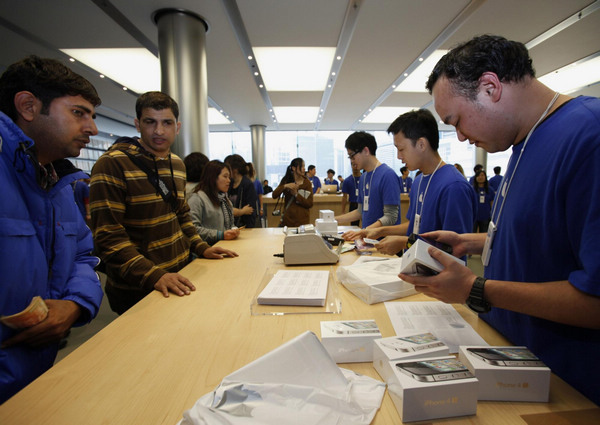 iPhone 4S fever hits HK