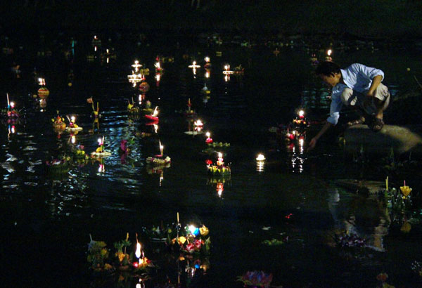 Thai people celebrate Loy Krathong festival
