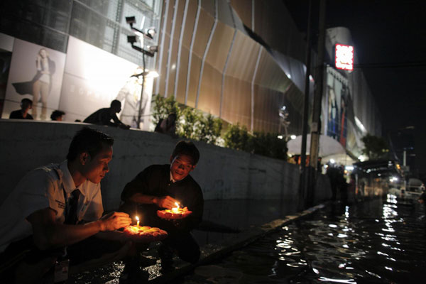 Thai people celebrate Loy Krathong festival