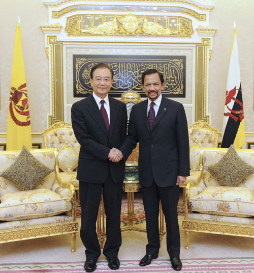Chinese, Bruneian leaders pledge to enhance ties