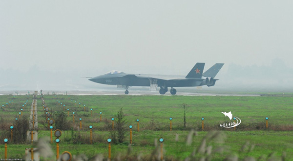 Stealth fighter J-20 conducts test flights