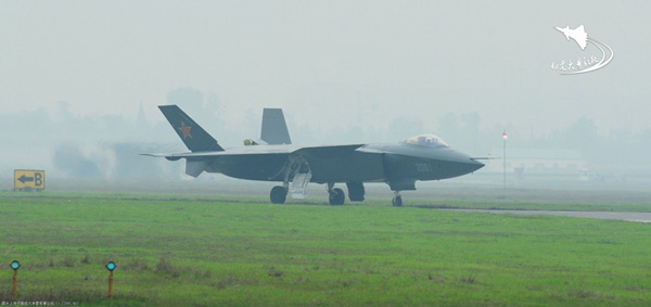 Stealth fighter J-20 conducts test flights