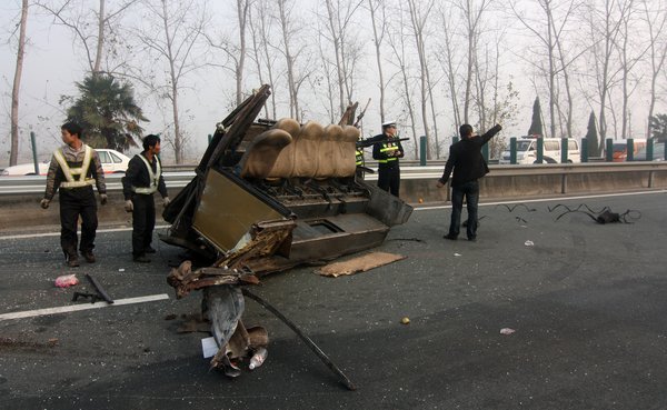 5 die in 40 vehicle pile-up in C China