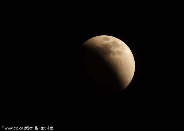 Chinese enjoy best lunar eclipse in decade