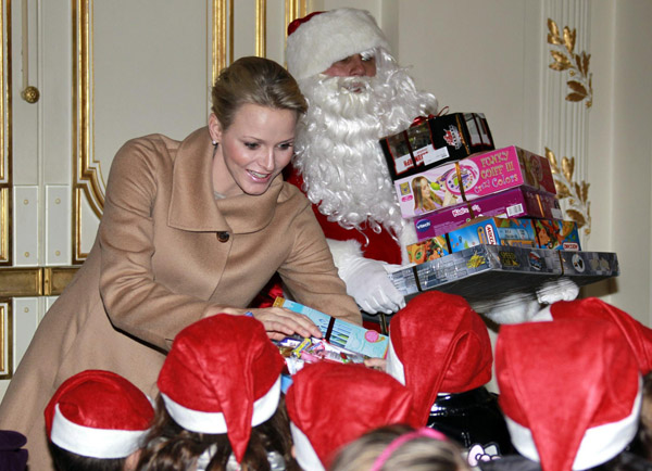 Monaco's royal couple give gifts to children