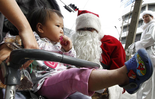 'Santa Claus' sends gifts in downtown Bangkok