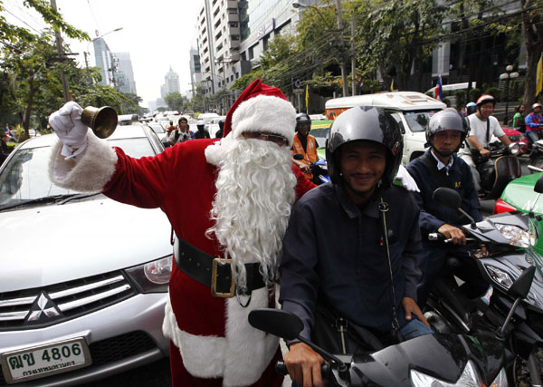 'Santa Claus' sends gifts in downtown Bangkok