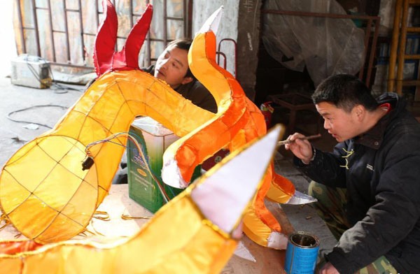 People prepare lanterns for New Year in E China