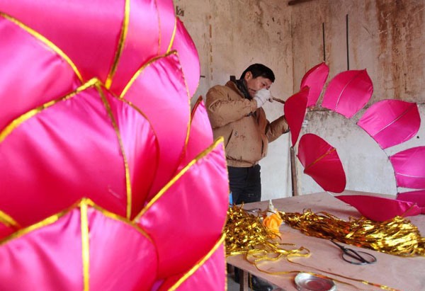 People prepare lanterns for New Year in E China