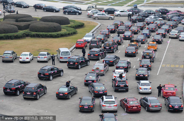 Wedding cars cause traffic jam in E China