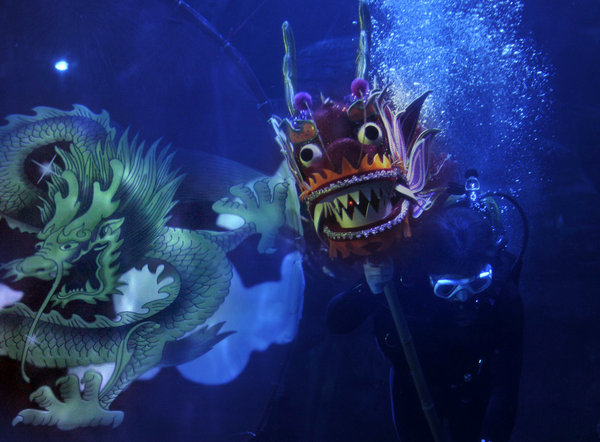 Underwater dragon dance greets New Year