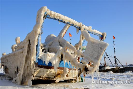 Bohai Sea freezes into massive ice rink