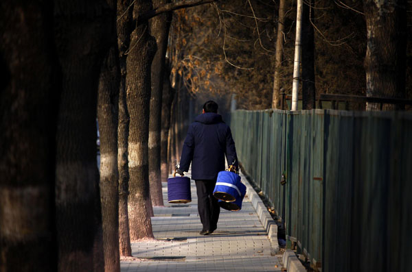 Beijingers walk pet birds to have fun