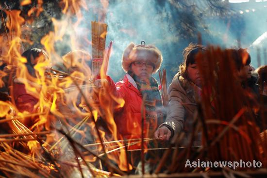 Incense and prayers for Lantern Festival