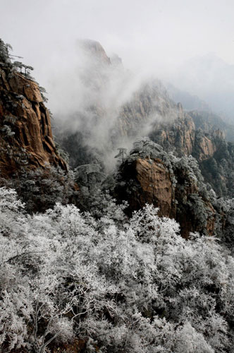 Huangshan Mountain is covered in new frost, Feb 7, 2012. Weekly Photos: Feb 6 - 12