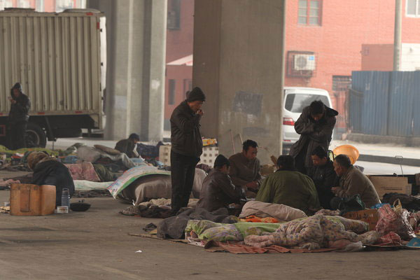 Job-seeking migrant workers live on streets