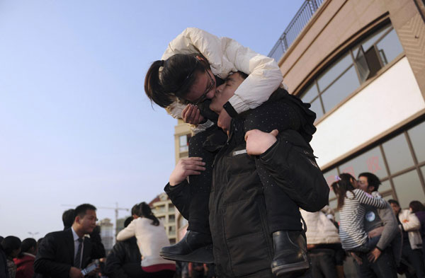 Couples lock lips for record in Hefei kiss marathon