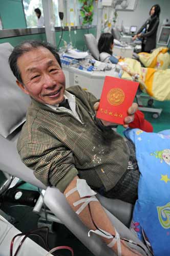 Man bikes around China giving blood