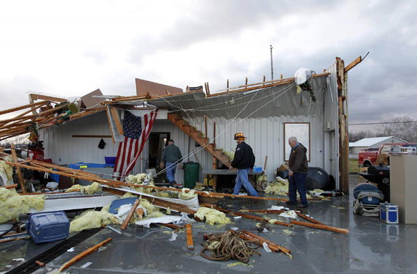 Tornadoes kill 14 in central US