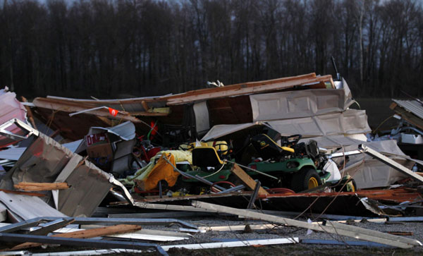Tornadoes kill 14 in central US